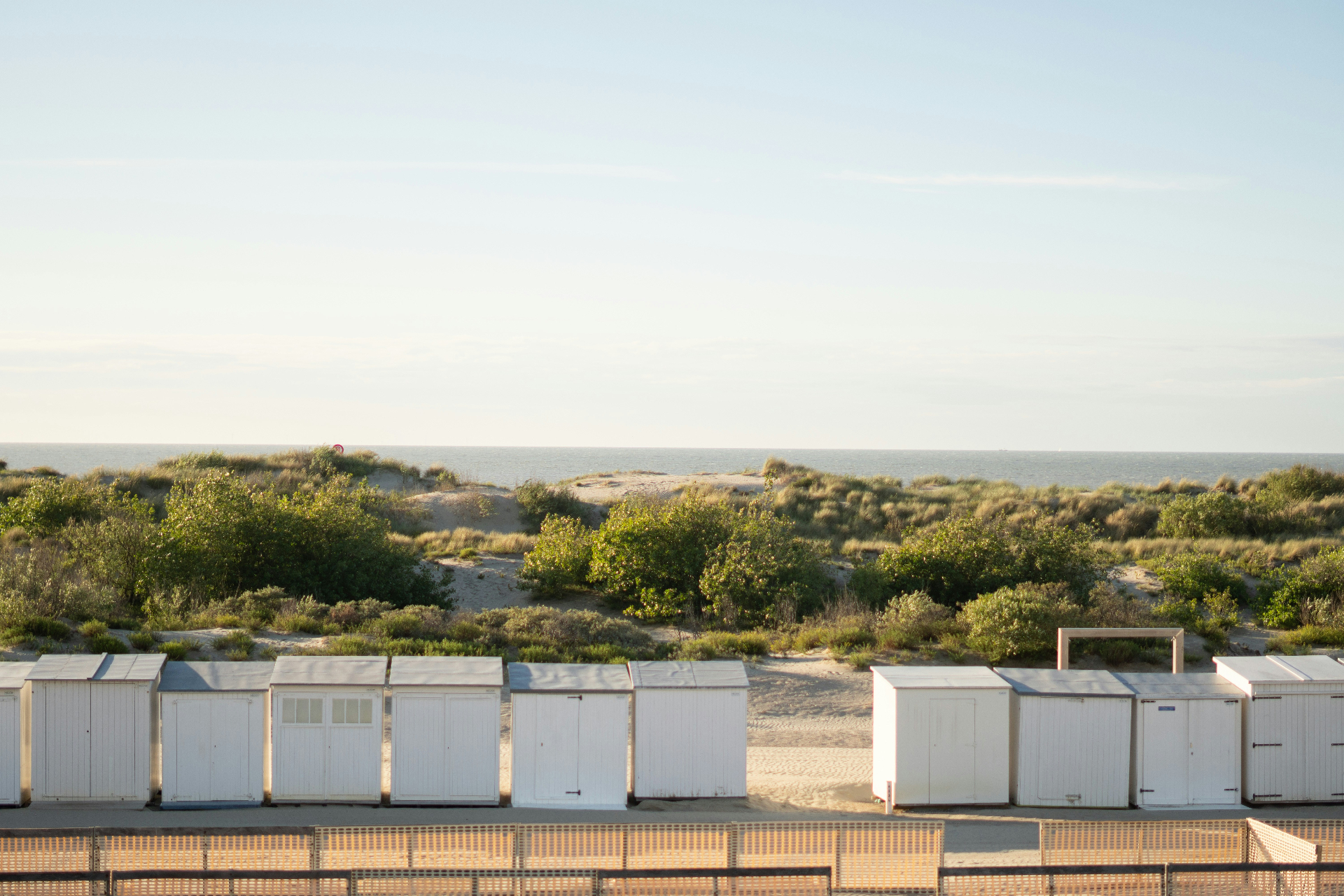 Eetkamer met terras en zicht op zee